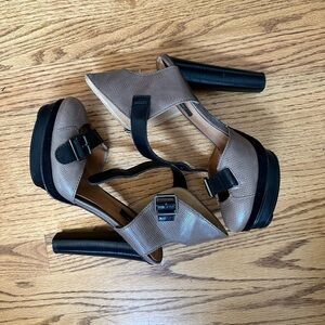 Ann Taylor Women's Black and Tan Heels